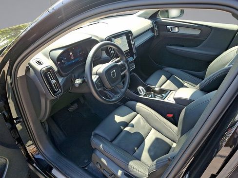 Certified 2026 Volvo XC40 B5 Plus AWD/4WD image 17