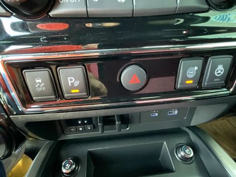 Used 2020 Nissan Titan Platinum Reserve w/ Moonroof Package AWD/4WD image 31