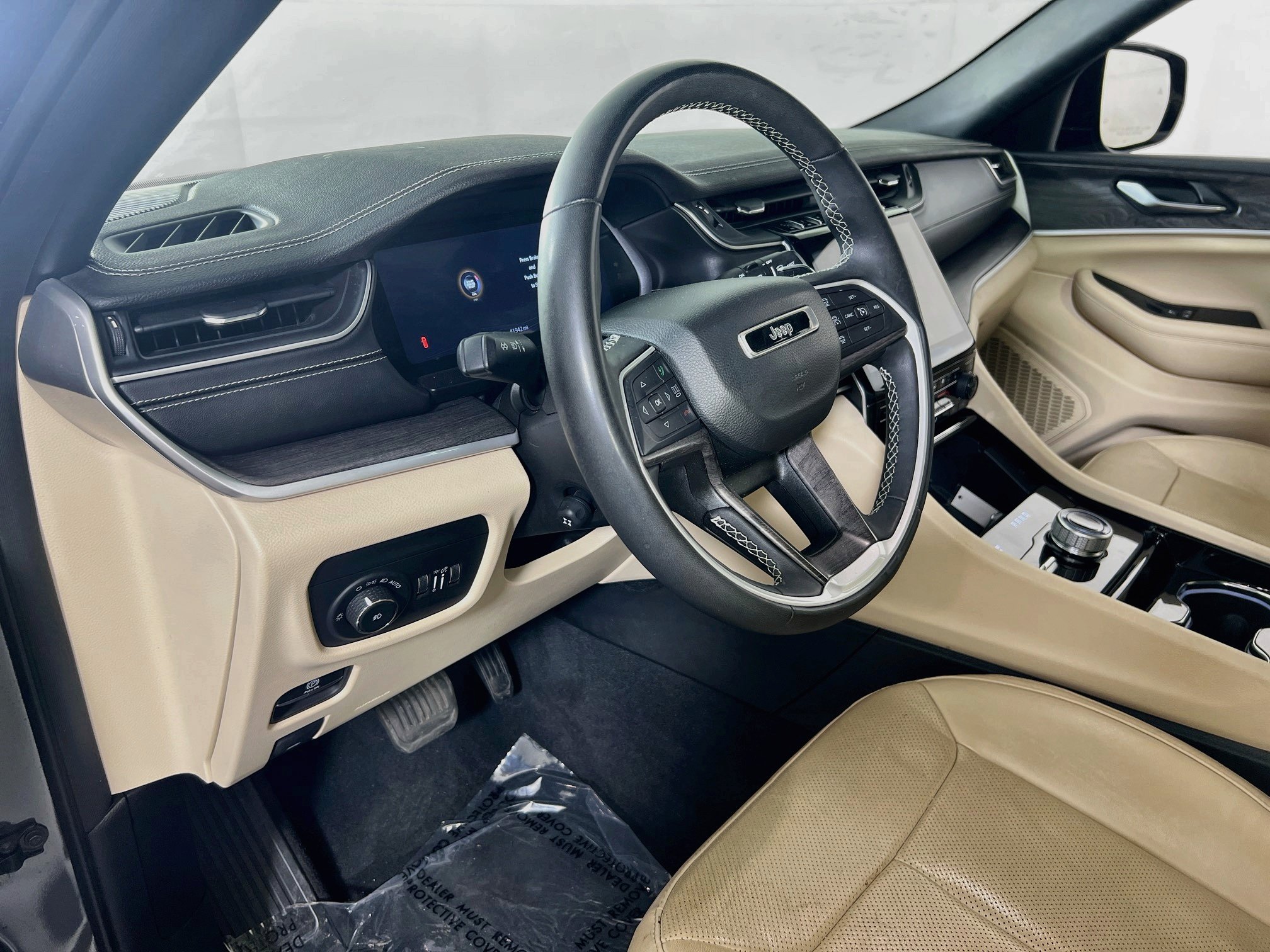 Used 2023 Jeep Grand Cherokee Limited w/ Luxury Tech Group II AWD/4WD image 9