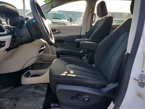 Used 2023 Chrysler Voyager LX FWD image 16