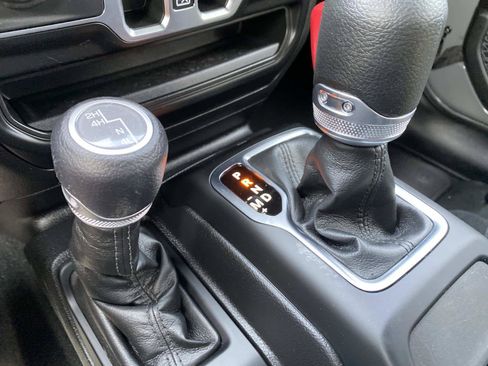 Certified 2023 Jeep Wrangler Unlimited Sport w/ Sun And Sound Package AWD/4WD image 16