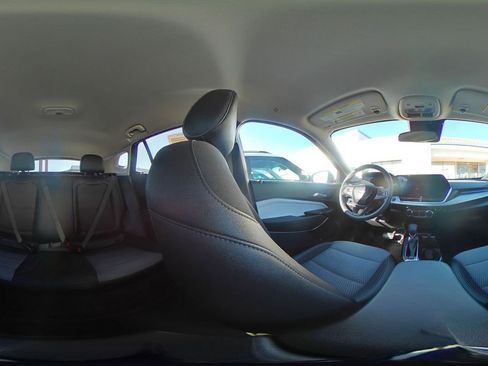 Used 2025 Chevrolet Trax LT image 47