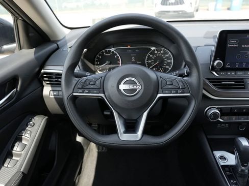 Used 2024 Nissan Altima 2.5 SV FWD image 6