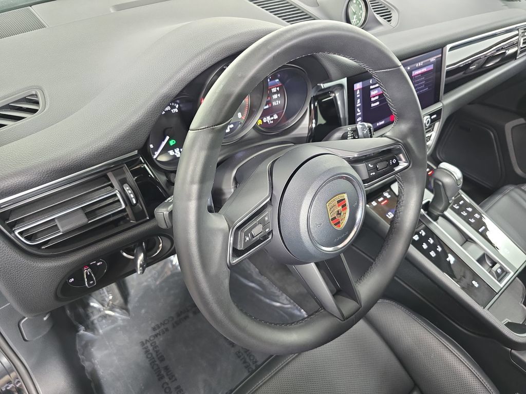 Certified 2026 Porsche Macan AWD/4WD image 4