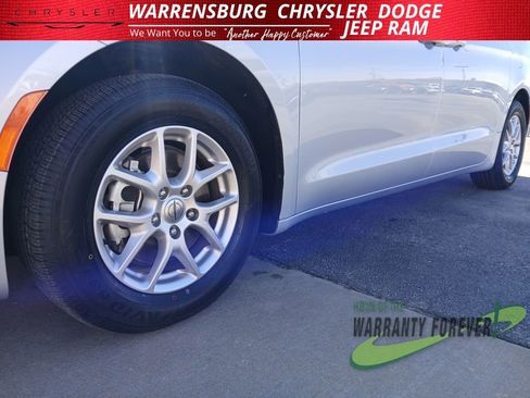 Used 2024 Chrysler Pacifica Touring-L image 31