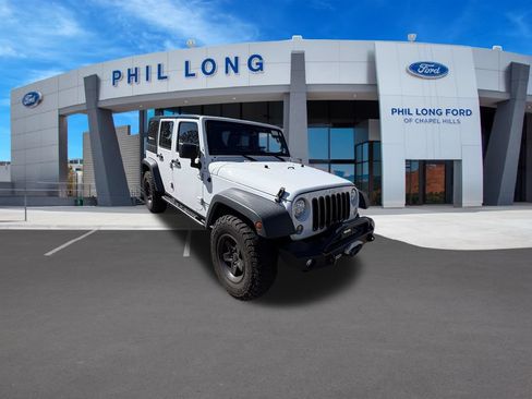 Used 2018 Jeep Wrangler Unlimited Rubicon w/ Connectivity Group AWD/4WD image 8
