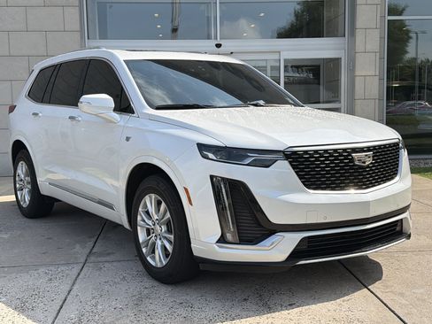 Used 2022 Cadillac XT6 Luxury FWD image 2