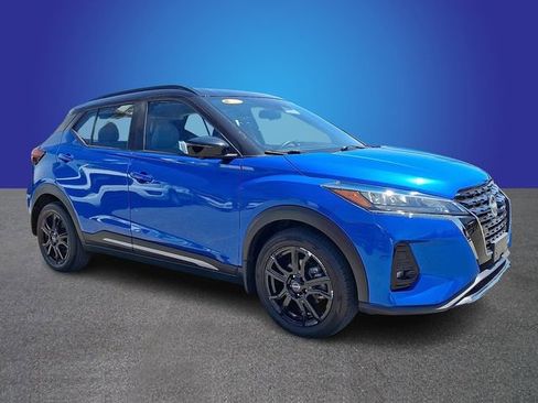 Used 2023 Nissan Kicks SR w/ SR Premium Package FWD image 3