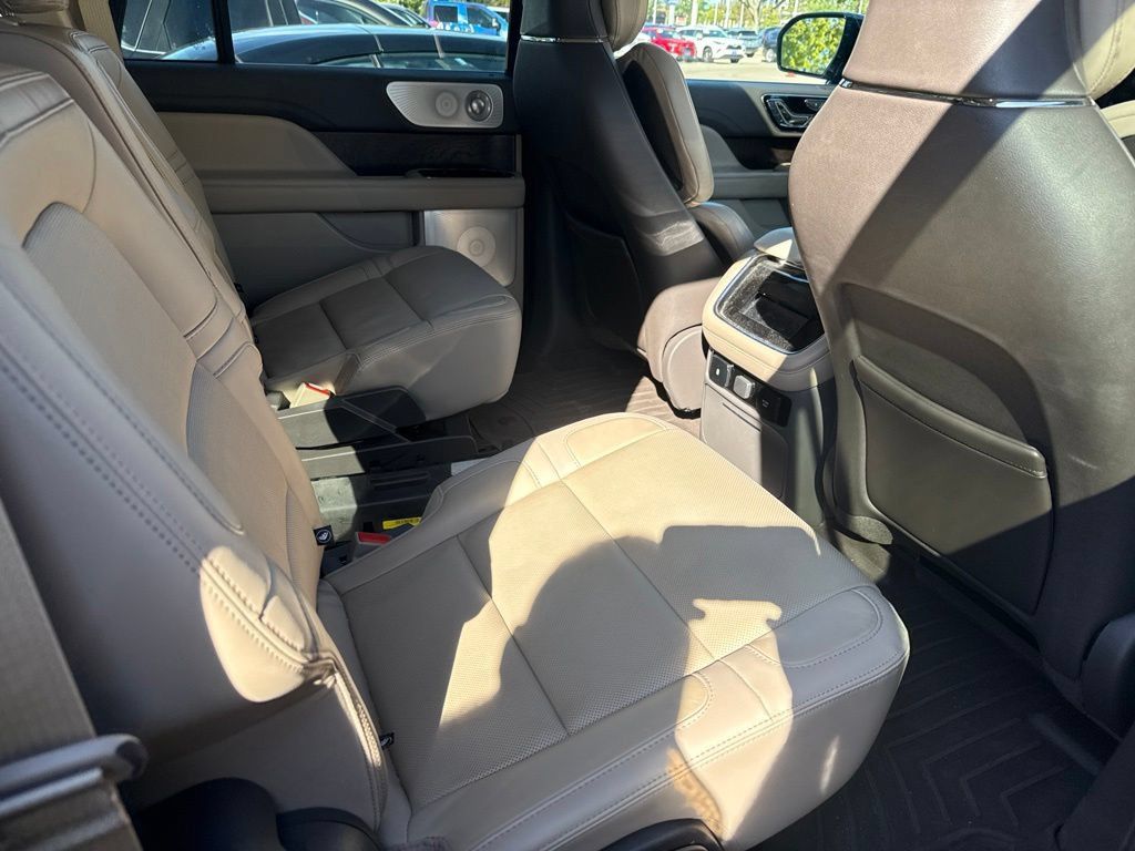 Used 2023 Lincoln Navigator L Reserve AWD/4WD image 5