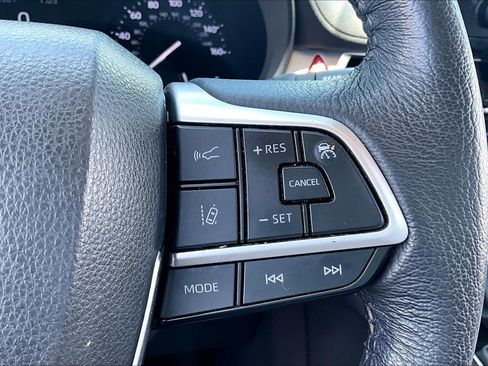 Used 2024 Toyota Sienna XLE FWD image 25