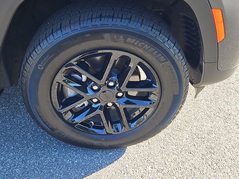 Used 2025 Jeep Grand Cherokee Laredo X image 10