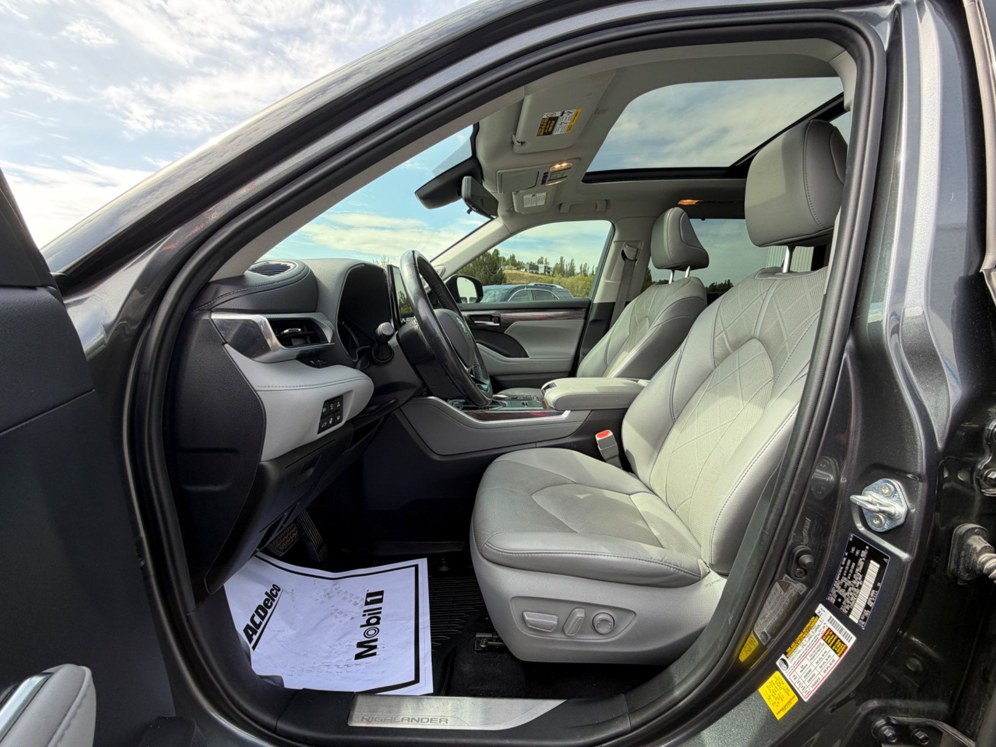 Used 2020 Toyota Highlander Platinum AWD/4WD image 2