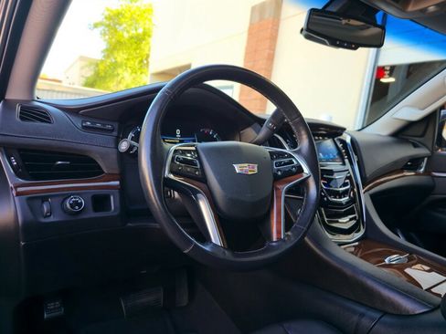 Used 2016 Cadillac Escalade ESV Luxury RWD image 17