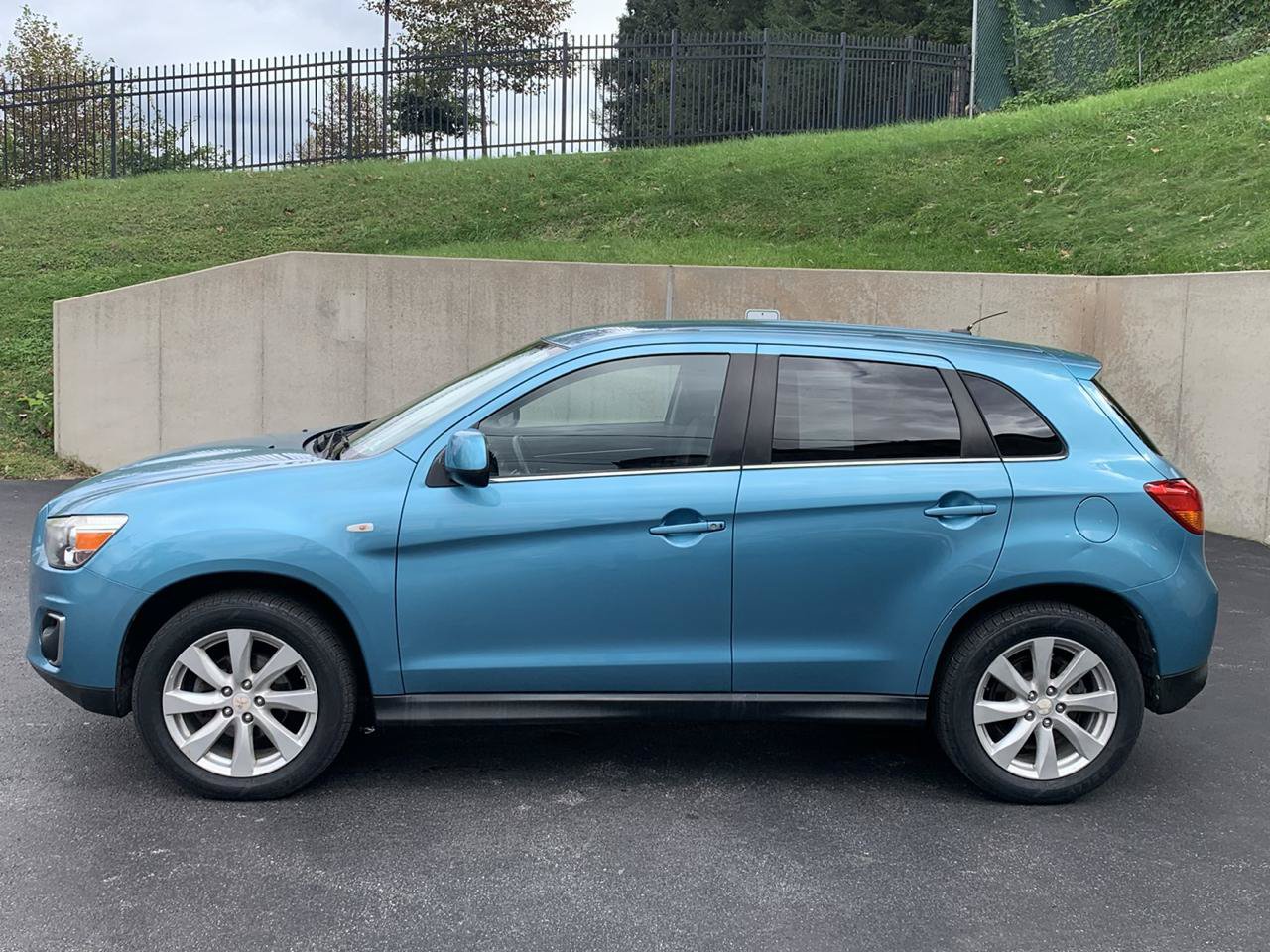 Used 2013 Mitsubishi Outlander Sport SE AWD/4WD image 2