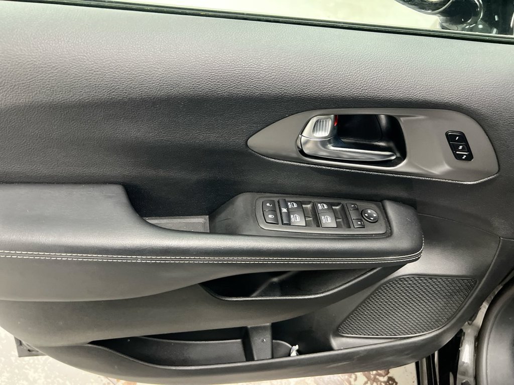 Used 2025 Chrysler Pacifica Select FWD image 20