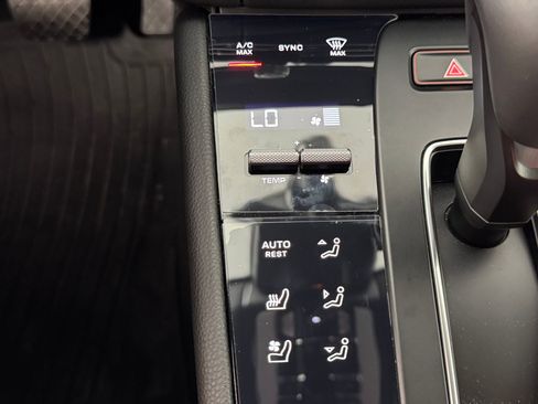 Certified 2025 Porsche Macan image 19