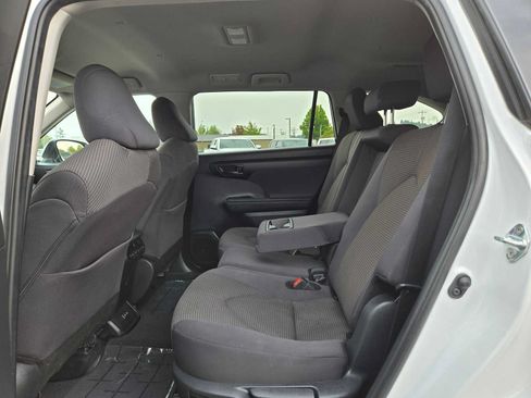 Used 2024 Toyota Highlander XLE AWD/4WD image 16
