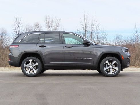 New 2026 Jeep Grand Cherokee Limited w/ Luxury Tech Group II AWD/4WD image 2