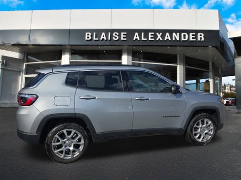 Used 2022 Jeep Compass Latitude image 4