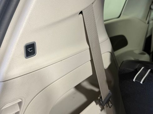 Used 2023 Chrysler Pacifica Touring-L FWD image 12