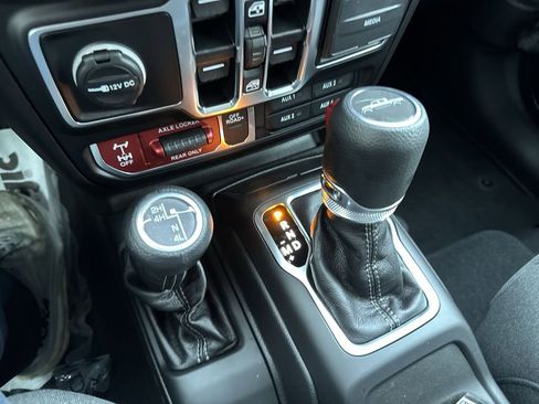 New 2025 Jeep Gladiator Willys image 25