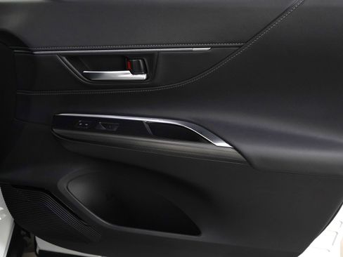 Used 2024 Toyota Venza Nightshade image 9