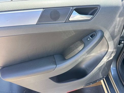 Used 2013 Volkswagen Jetta SE FWD image 12