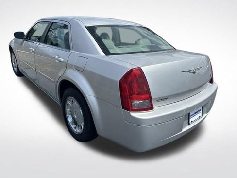 Used 2006 Chrysler 300 Touring RWD image 3