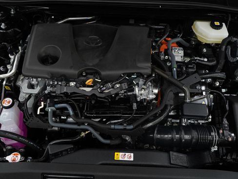 Used 2025 Toyota Camry SE image 30