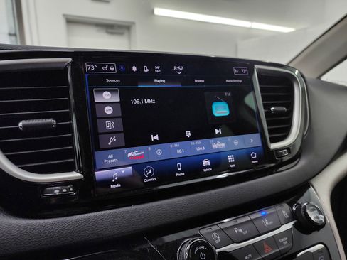 Used 2024 Chrysler Pacifica Touring-L image 13