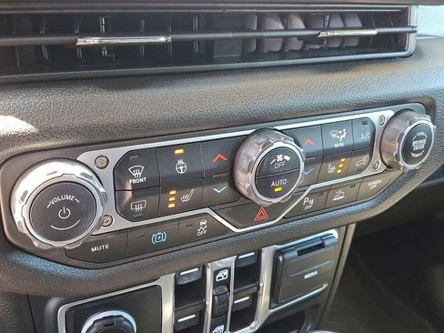 Used 2024 Jeep Wrangler Unlimited w/ Convenience Group AWD/4WD image 16