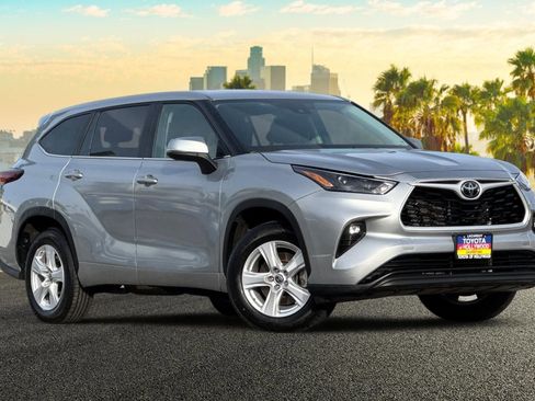 Used 2025 Toyota Highlander LE image 2