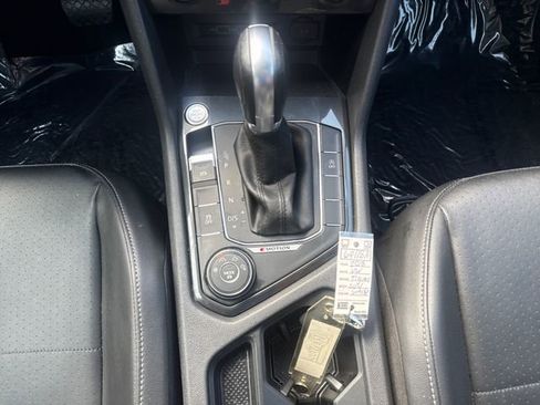 Used 2018 Volkswagen Tiguan SE AWD/4WD image 16