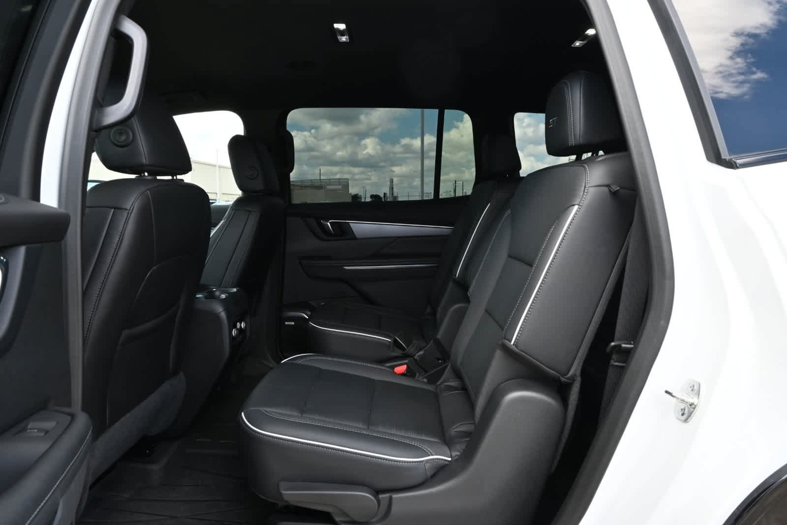 Used 2025 Buick Enclave Sport Touring FWD image 18