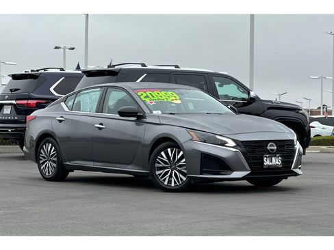 Used 2024 Nissan Altima 2.5 SV FWD image 2
