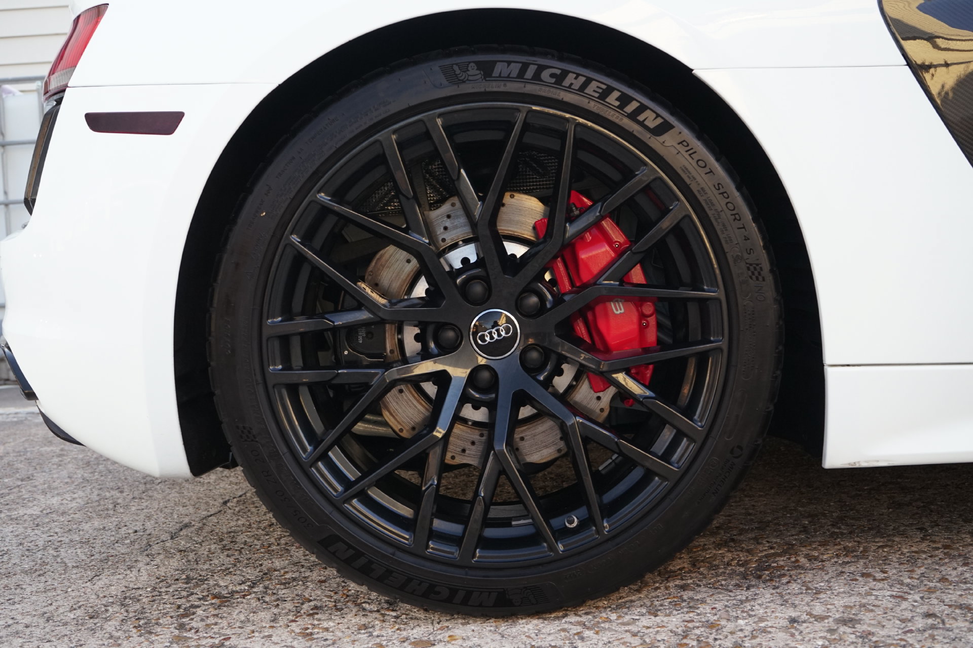 Used 2018 Audi R8 V10 w/ Premium Package RWD image 22