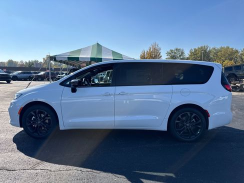 New 2026 Chrysler Pacifica Select image 3