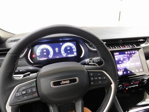 New 2025 Jeep Grand Cherokee Altitude image 7