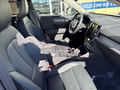 Used 2025 Volvo XC40 B5 Core image 34