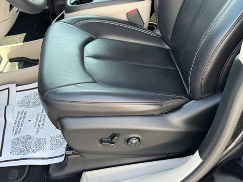 Used 2023 Chrysler Pacifica Touring-L FWD image 28