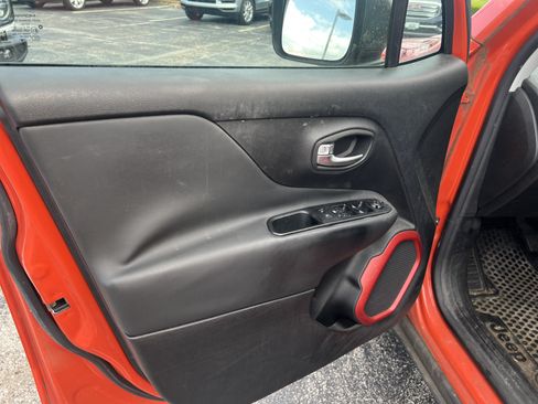 Used 2016 Jeep Renegade Trailhawk w/ Popular Equipment Group AWD/4WD image 8