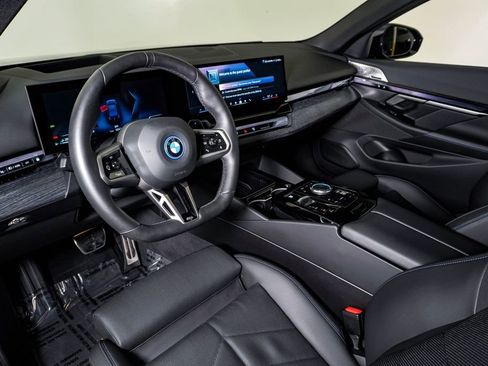 Used 2025 BMW 550e xDrive w/ Premium Package AWD/4WD image 19