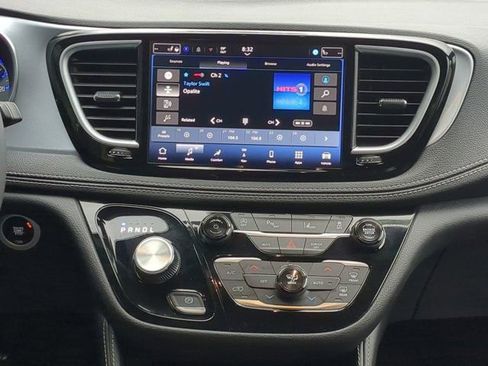 Used 2025 Chrysler Pacifica Limited image 18