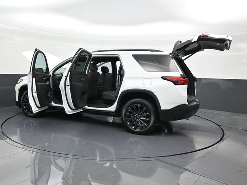 Used 2023 Chevrolet Traverse RS image 40