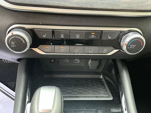 Used 2024 Nissan Altima 2.5 SV w/ SV Premium Package AWD/4WD image 19
