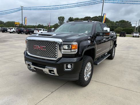 Used 2017 GMC Sierra 2500 Denali w/ Duramax Plus Package AWD/4WD image 2