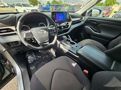 Used 2024 Toyota Highlander LE image 14