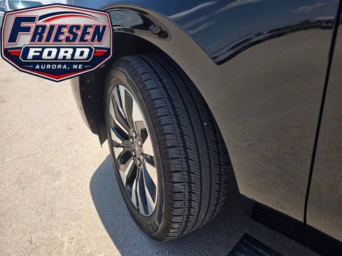 Used 2025 Ford Expedition Platinum w/ Driver's Package AWD/4WD image 9