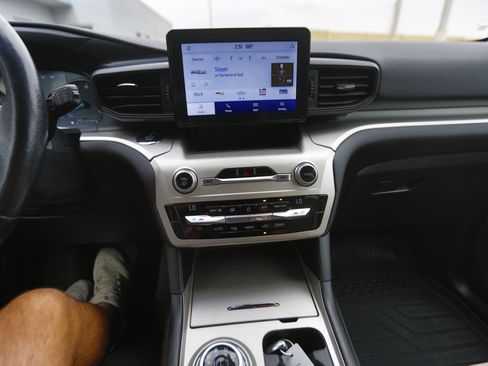 Used 2021 Ford Explorer XLT image 12