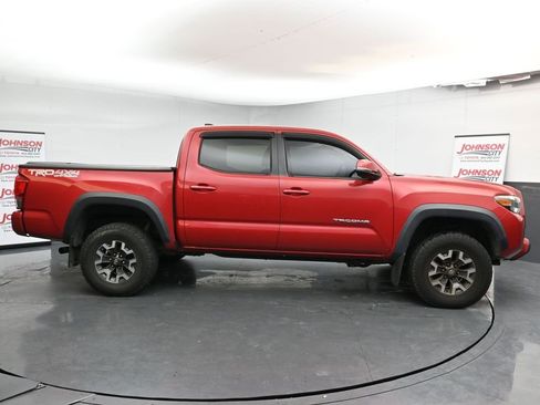 Used 2016 Toyota Tacoma TRD Off-Road image 9